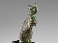 Aeg B 46  Aeg B 46, 18. Dynastie bis römische Zeit, Katze, Bronze, H 7,8 cm, B 2,6 cm, T 4,3 cm : Bestandskatalog Ägypten, Museumsfoto: Claus Cordes